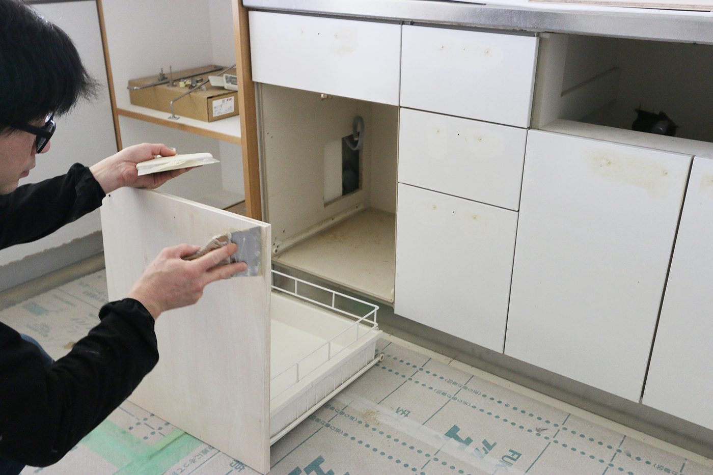 職人さんはパテベラにパテを盛って作業してますが、DIYでやる場合はラップを敷いた紙皿に盛るのでも、片付けやすくていいと思います。