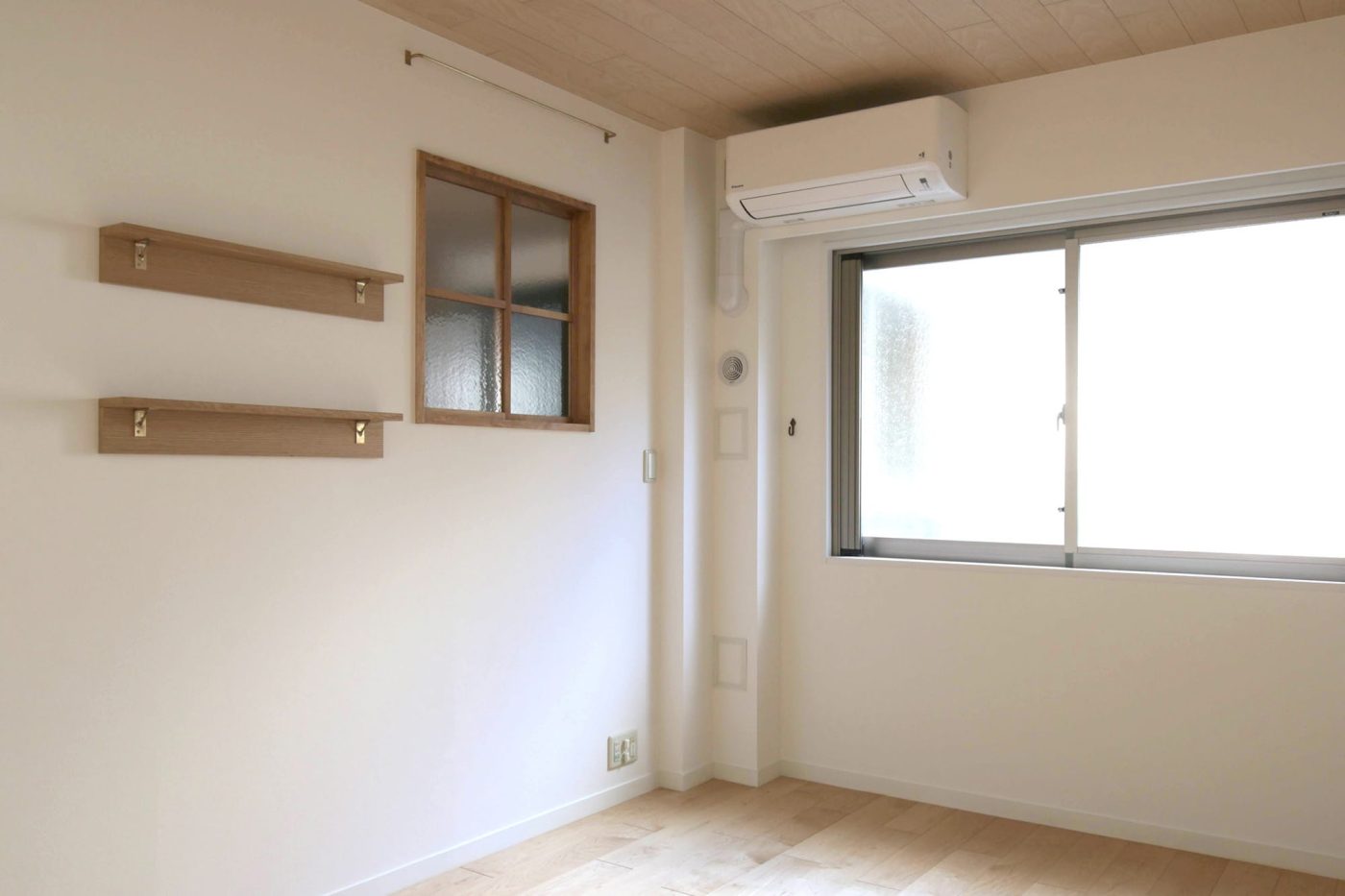 北側の部屋なので柔らかい光が天井を照らして心地良い部屋に。