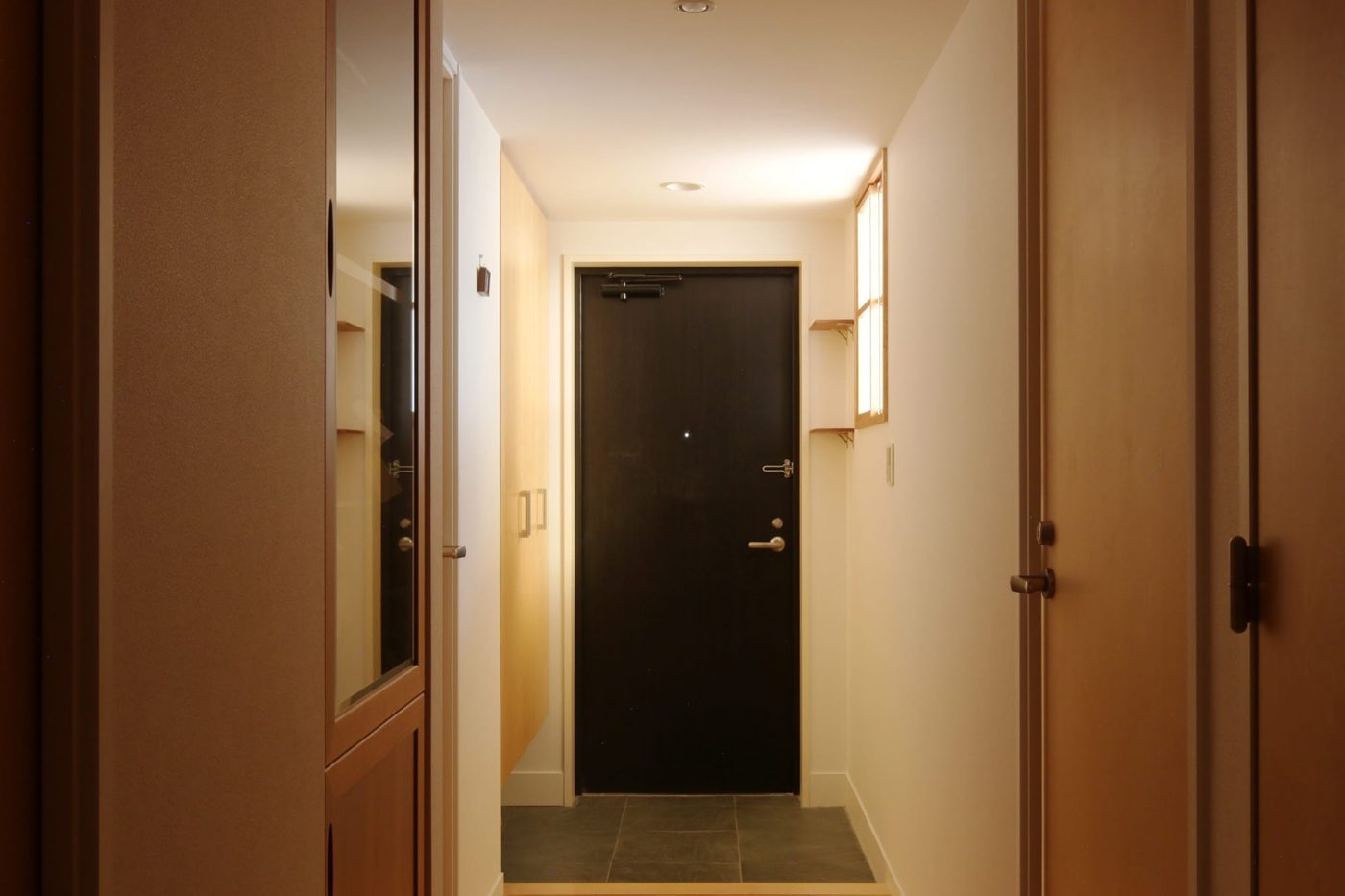 暗くなりがちなマンションの玄関に自然な明かりを取り入れました。