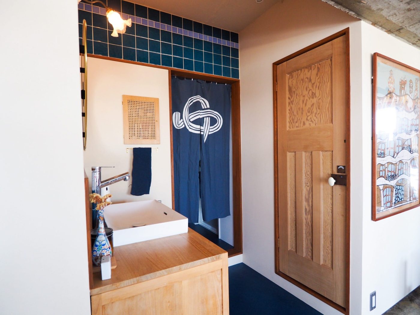 トイレの建具はアンティーク。