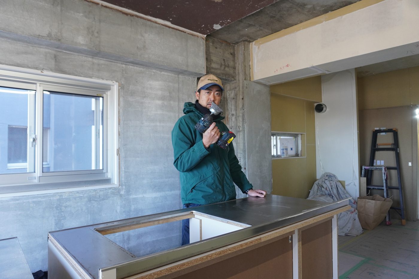 研磨工具を持ってポーズを決める一杉。意気込み十分。