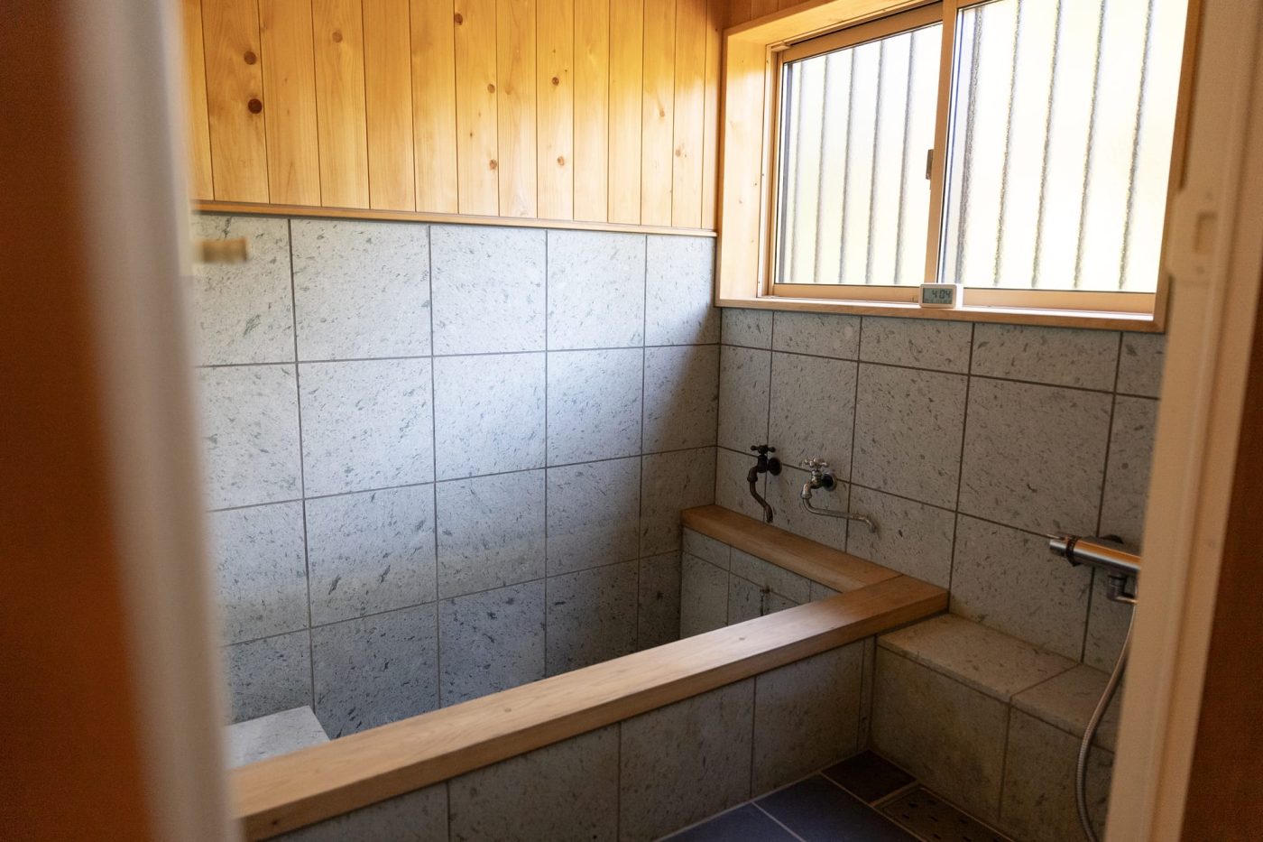 お湯と水で色違いの水栓をつけているのがかわいい。