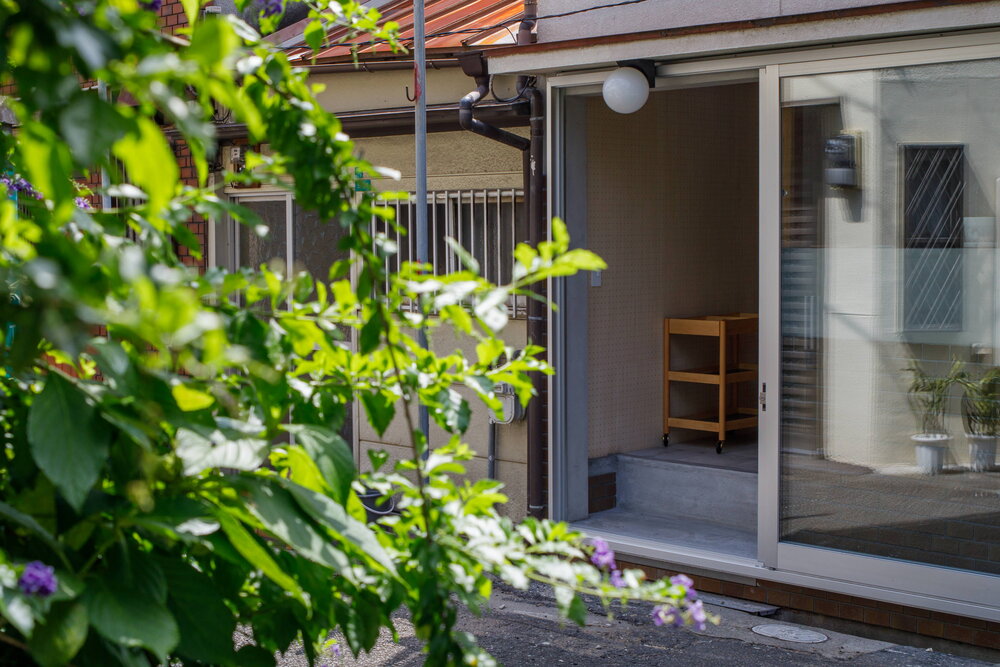 大きな開口を通して、私道とゆるやかに繋がる。