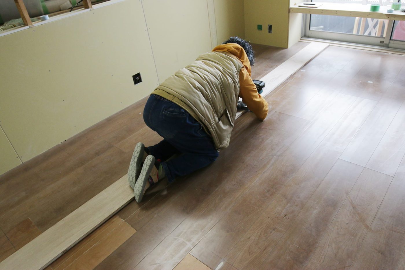 その姿はまるで平均台渡り。「膝が痛い〜」と瀬尾さん。膝当てがあるとよかったかも。