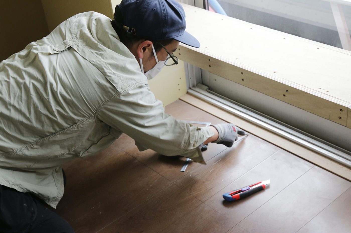 彫刻刀での彫り作業を担当したのは工事班の渋谷。