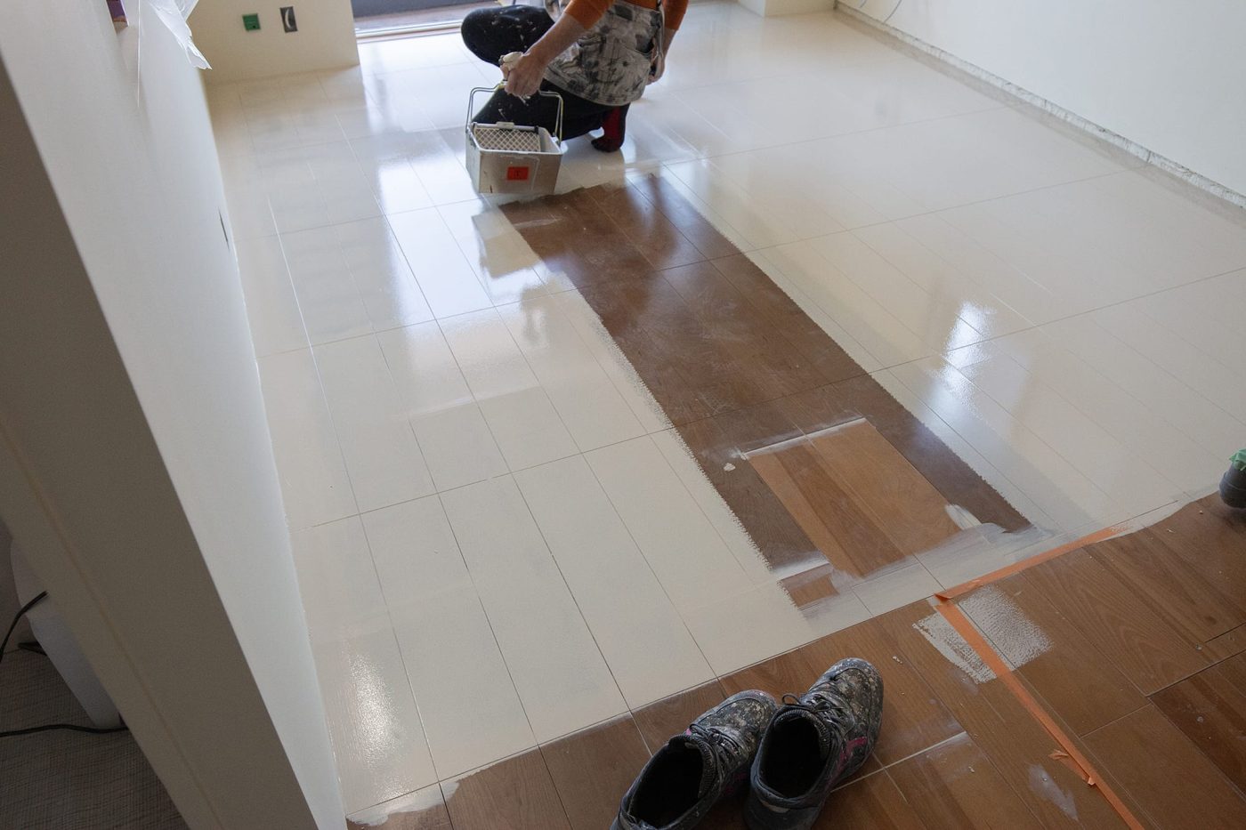 工藤さんがいる箇所は前日に一度塗りした箇所。一気に全面を塗るのではなく、部屋の半分ずつ塗り上げていきました。