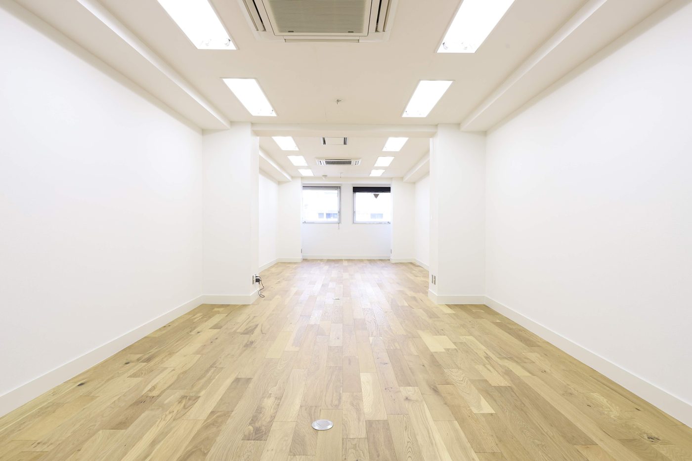 壁と天井はそのまま、床を変えるだけでもこんなに変わるんです。