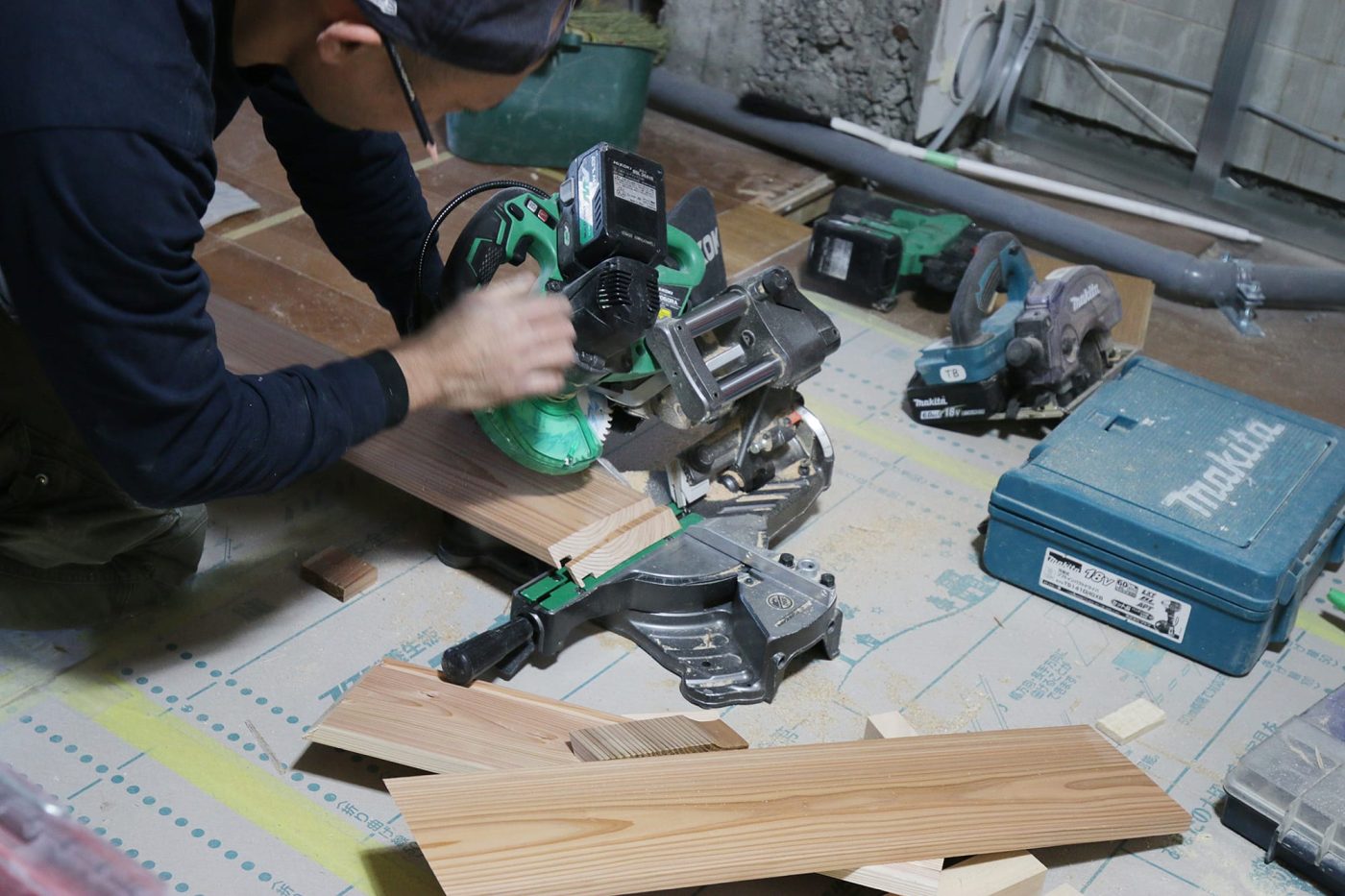 スライド丸ノコという工具を使って斜めにカット。