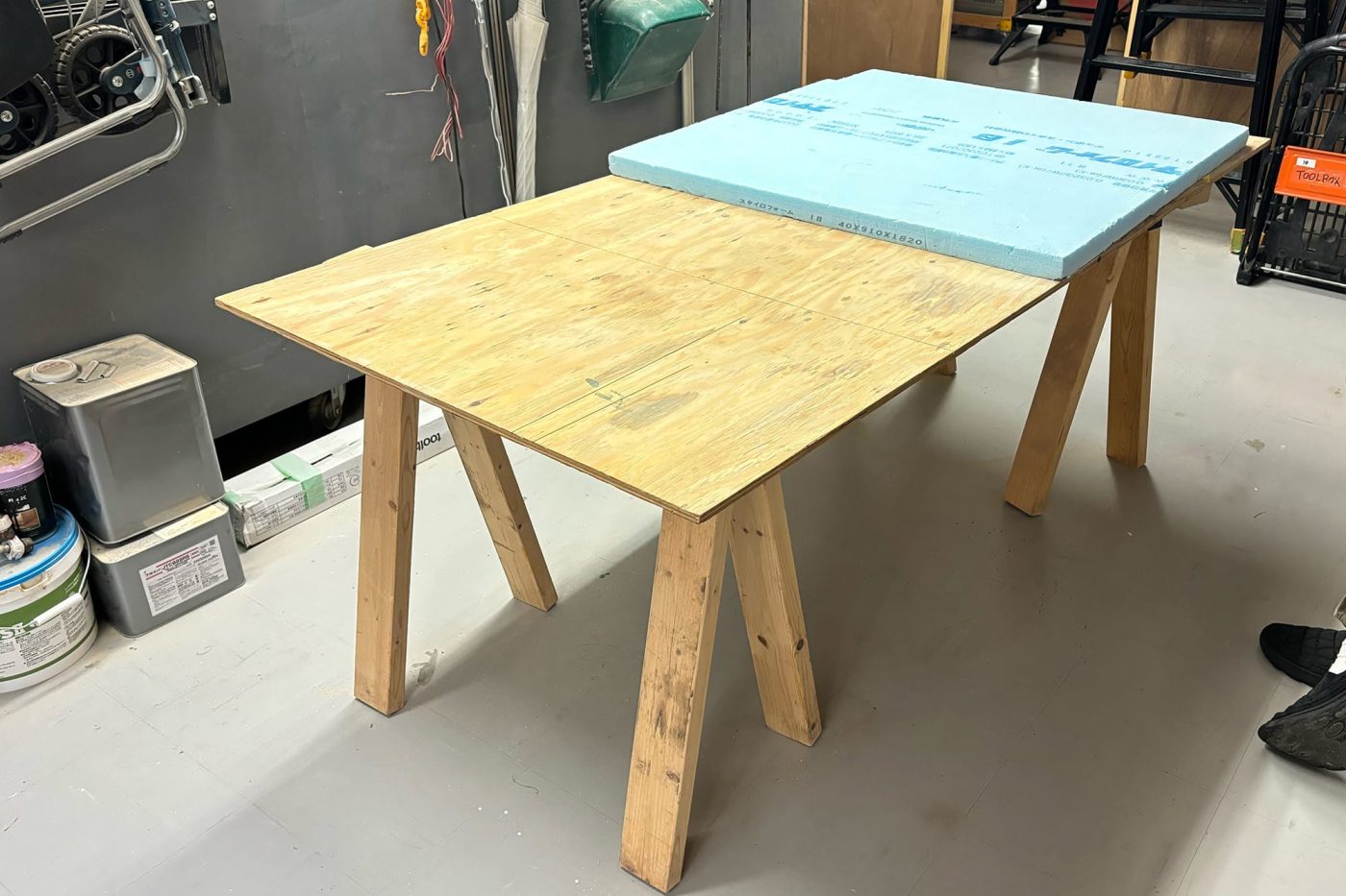 ソーホースブラケットでつくった作業台の一部にスタイロフォームを敷いています。