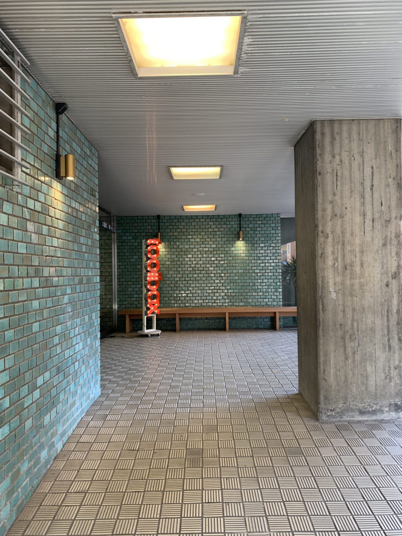 toolboxの電光サインが目印です。