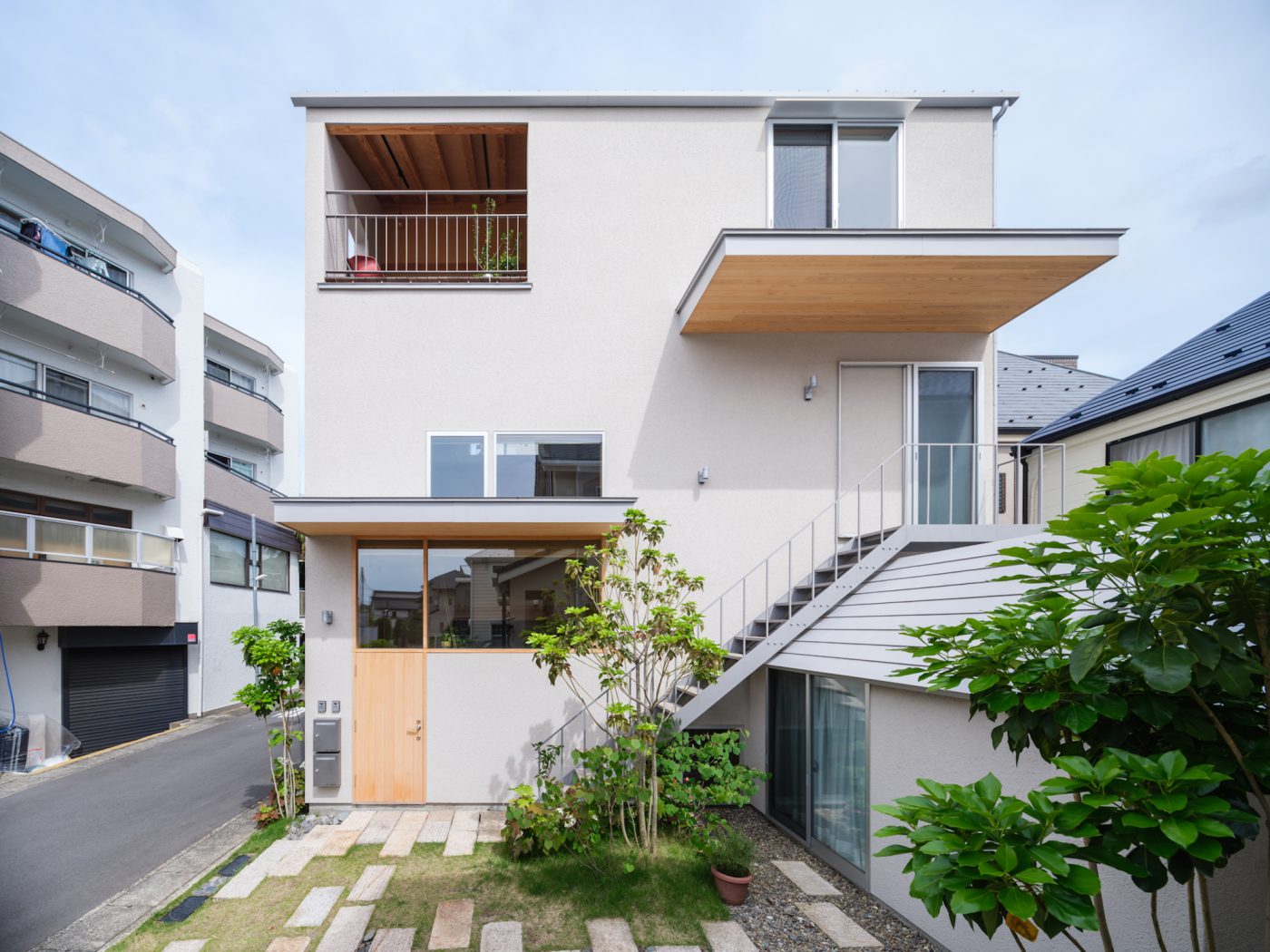 外観の様子がこちら。2、3階にアクセスする屋外階段は１階寝室の屋根にそわせています。