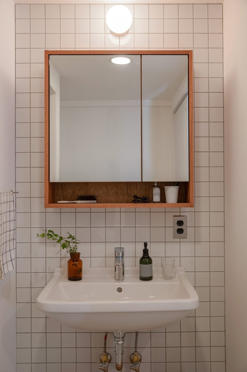 コンパクトな洗面空間の背面に「75角」を。ライトグレー目地のグリッドが柄のようで良いアクセントに。
