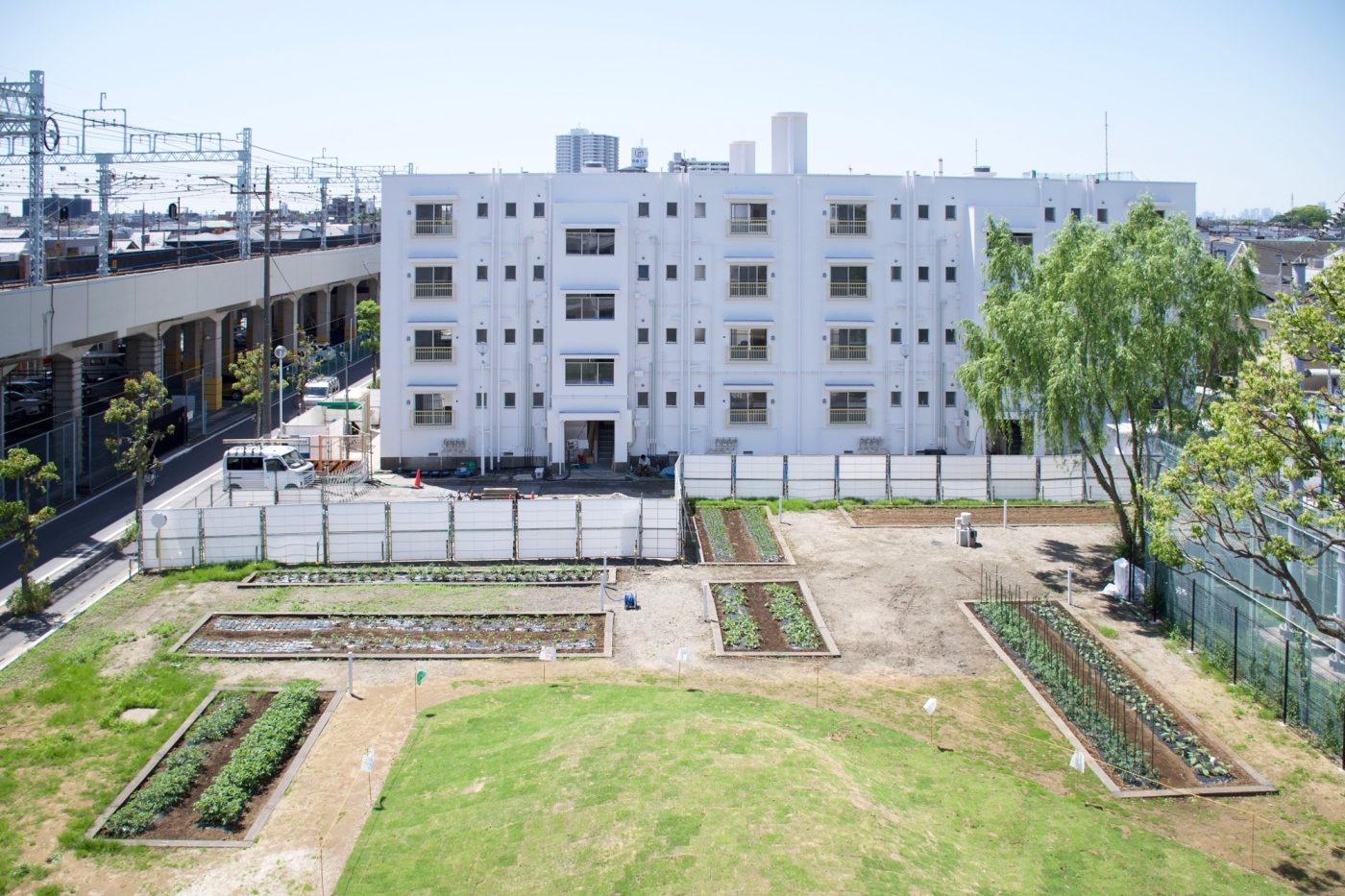 向かいのB棟工事中の頃の様子。