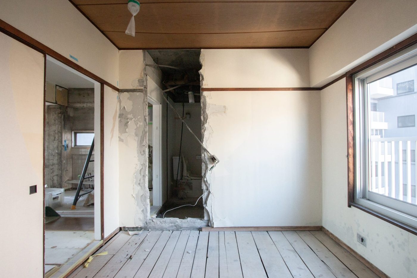 和室側には新しく壁をつくるので、畳を撤去して荒板の状態にしておきました。