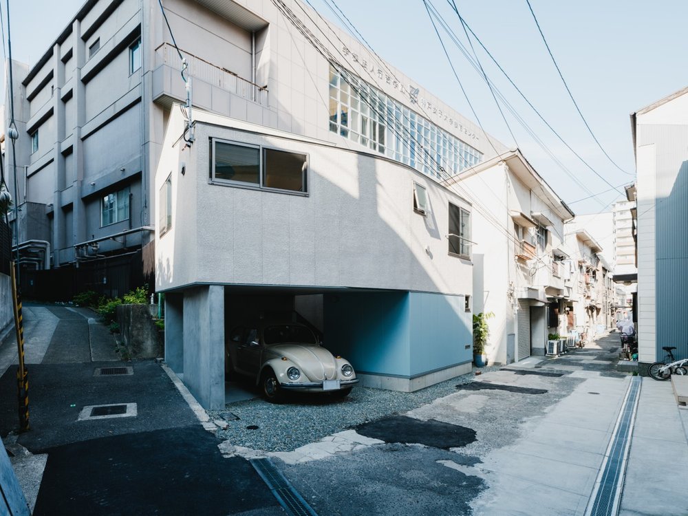 建物の1階をガレージにして、愛車の駐車スペースを確保。
