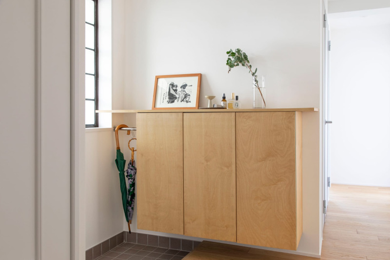 天板は長く渡してカウンターを強調。傘掛けはあえてオープンにした事例。（バーチ）
