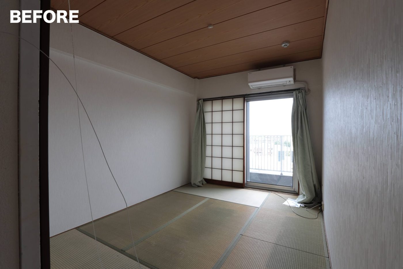 土間にする前の和室。窓の外にはバルコニー。