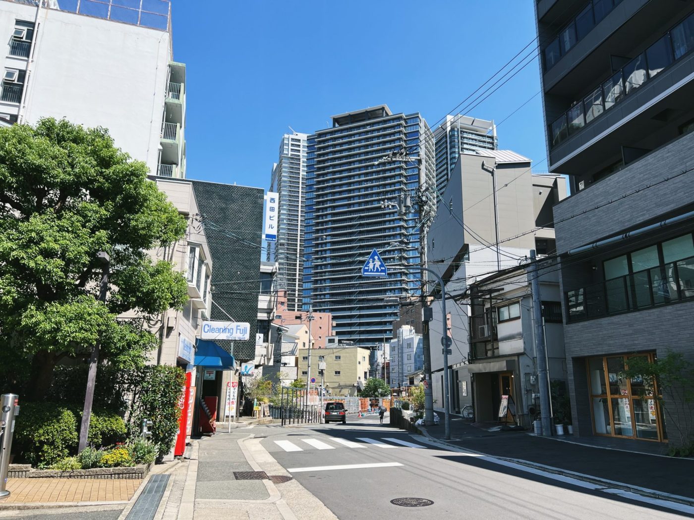 古ビルや長屋が立ち並ぶ奥には、タワーマンション！私たちは、目新しさも懐かしさもまるっと包み込んでくれるような、包容力のある中津がとっても好きです。