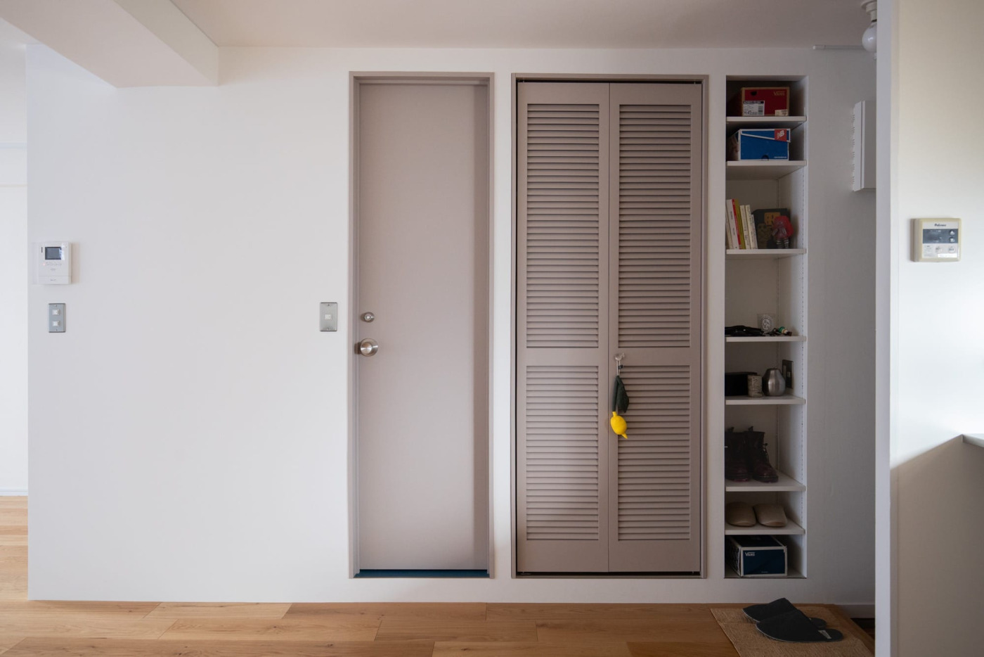 ルーバーの細かな陰影が際立つ色味。隣に並ぶ開き戸も同じ色で揃えて。（フル仕様 756 スモークアッシュ）
