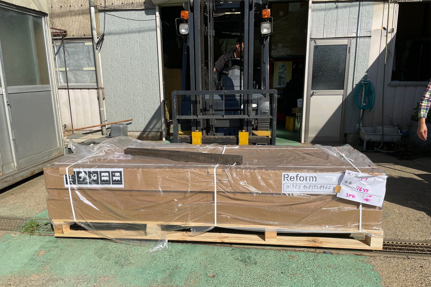 パレットにのってデンマークからやってきた面材。色々な苦難を経てやっと手元に。