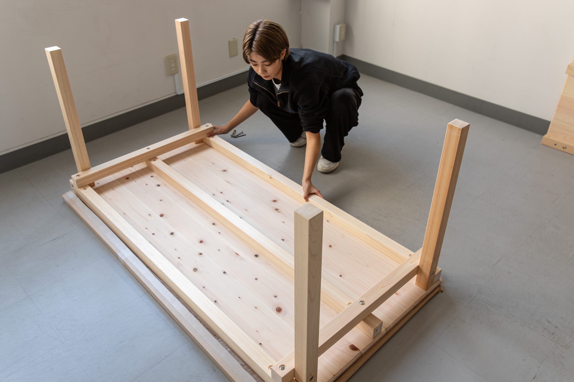 工具不要の組み立て式テーブル「ヒノキ卓」を組み立ててみた | DIY記事