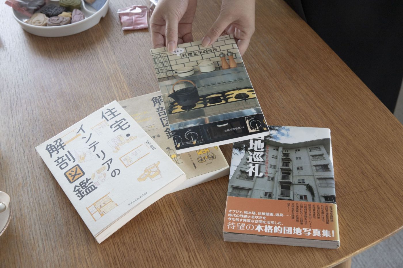 参考にしていた書籍たち。好きな料理からキッチンを学ぶこともあったそう。