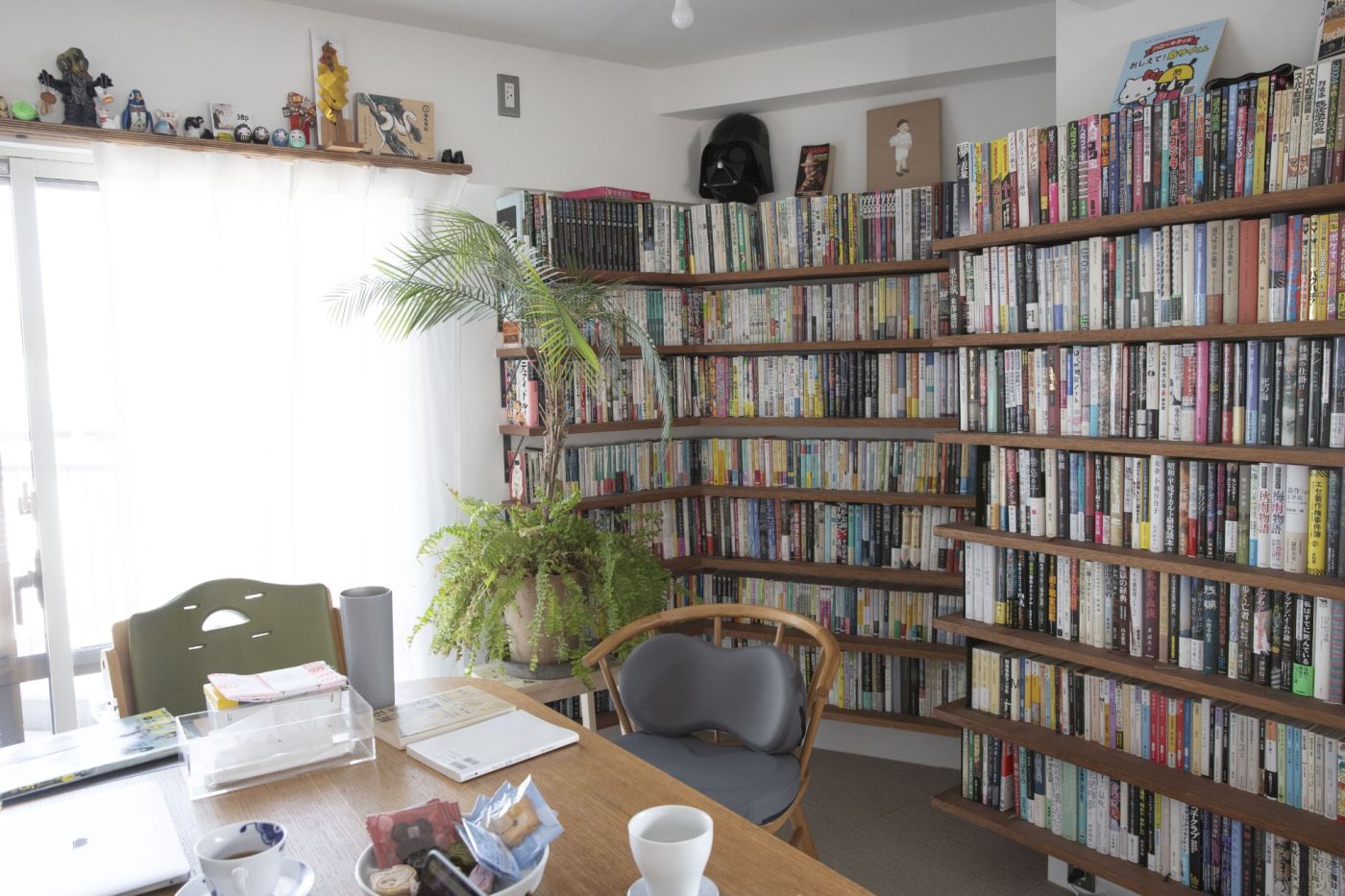 リビングの本棚は工事の時に造作を依頼した箇所。入り込んだ壁面にも綺麗に棚板が続き、本たちが居心地良さそうに収まっている。