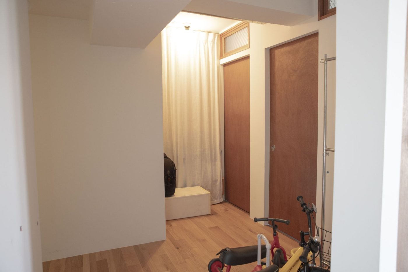 作業部屋に入る扉が2つあるのは、将来中で間仕切って2部屋にすることを考えてのこと。