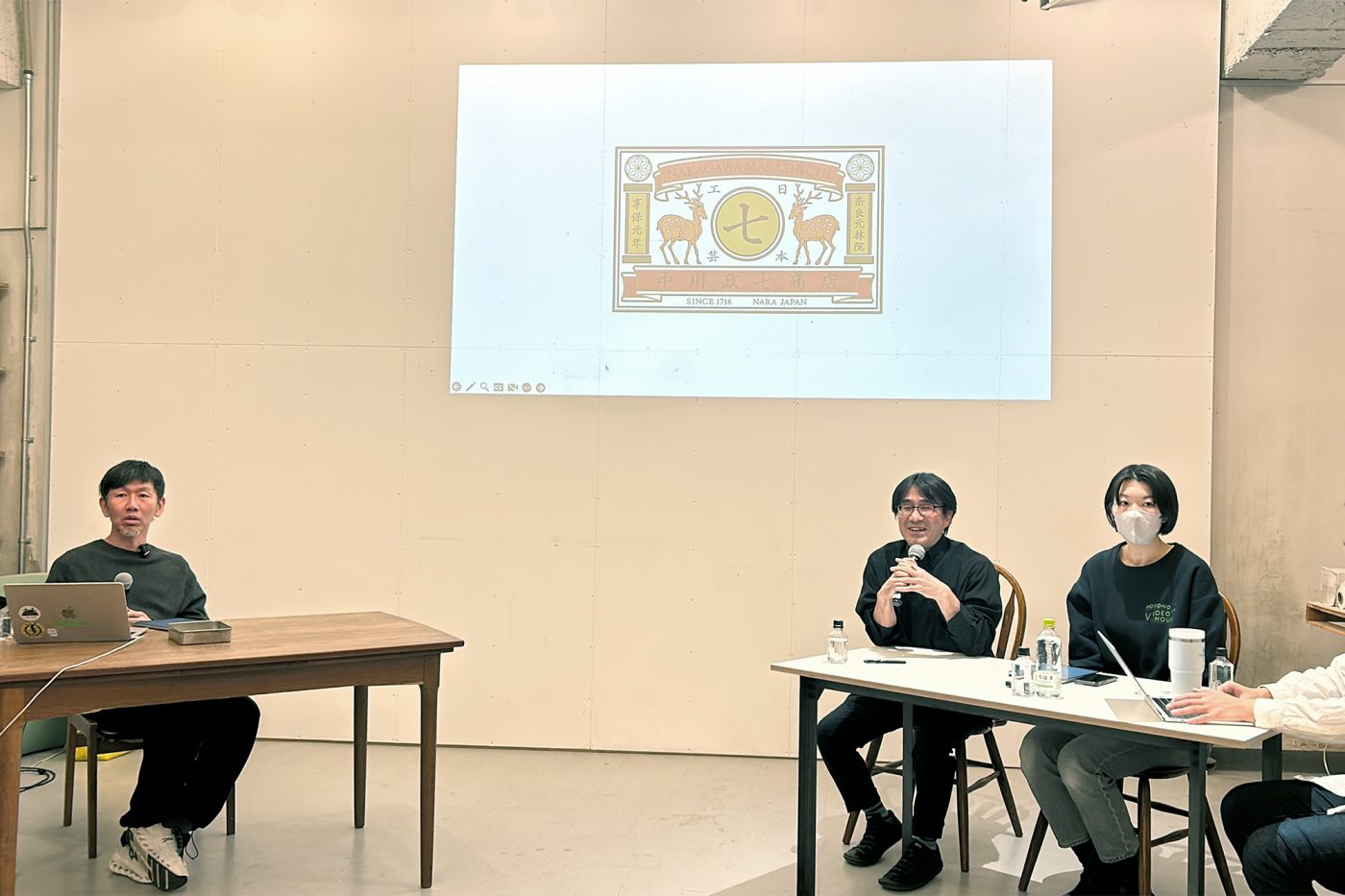 左から中川淳さん、グループ会社であるOpenAの代表・馬場正尊、弊社スタッフ。