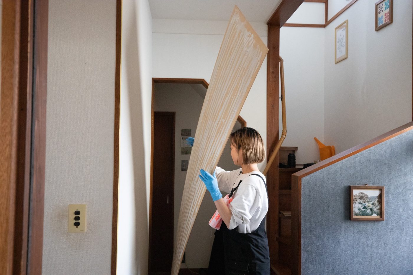 玄関入ってすぐの印象を変えたい。壁に「ウッドウォールパネル」を貼って塗ってみた！43