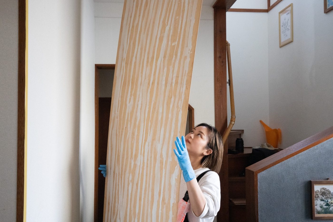 玄関入ってすぐの印象を変えたい。壁に「ウッドウォールパネル」を貼って塗ってみた！43