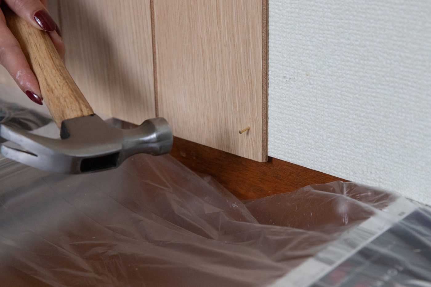 玄関入ってすぐの印象を変えたい。壁に「ウッドウォールパネル」を貼って塗ってみた！60