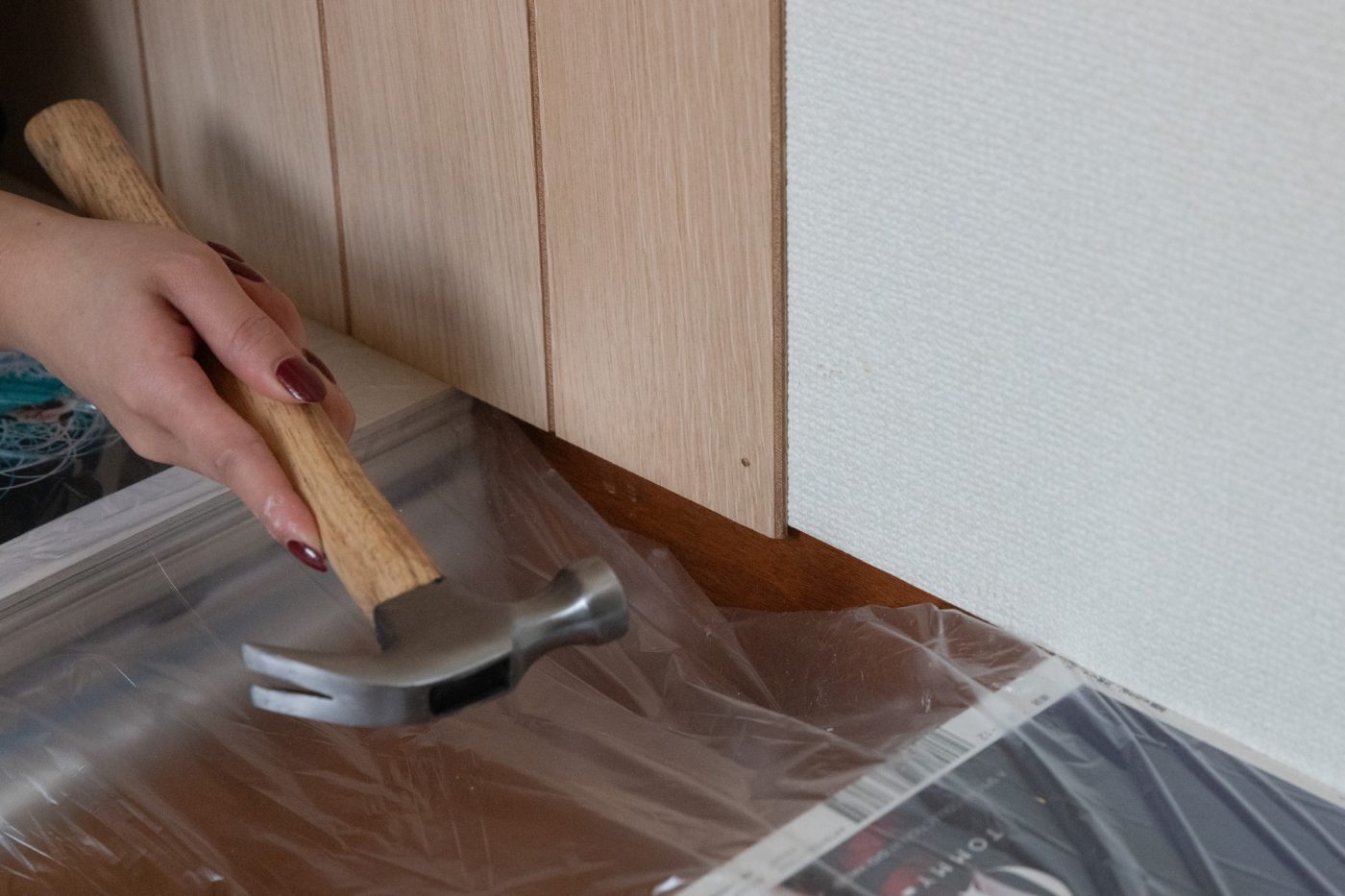 玄関入ってすぐの印象を変えたい。壁に「ウッドウォールパネル」を貼って塗ってみた！60