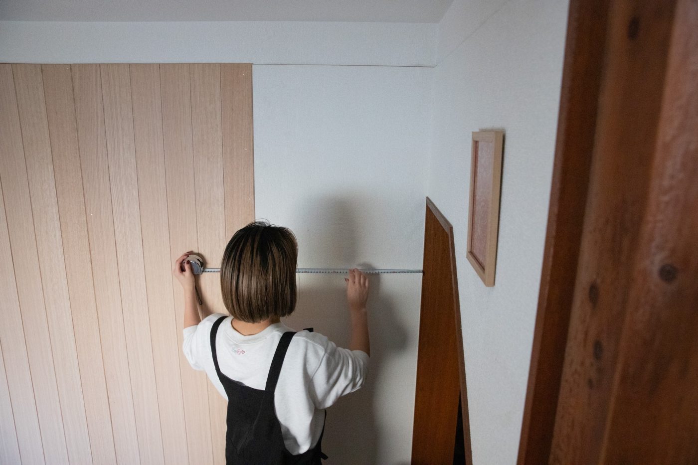 玄関入ってすぐの印象を変えたい。壁に「ウッドウォールパネル」を貼って塗ってみた！74
