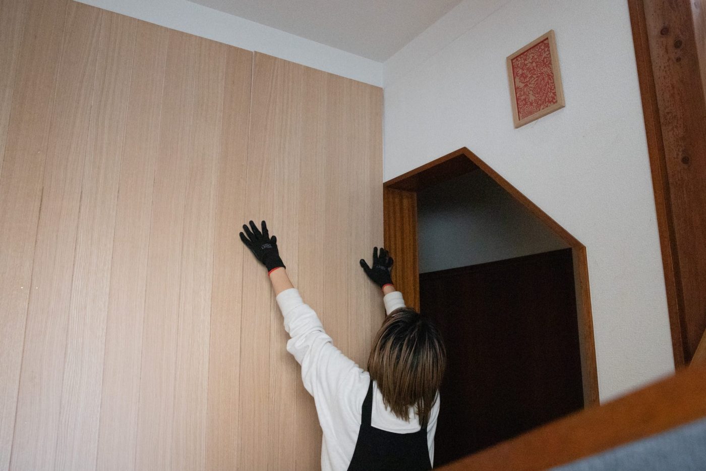 玄関入ってすぐの印象を変えたい。壁に「ウッドウォールパネル」を貼って塗ってみた！90