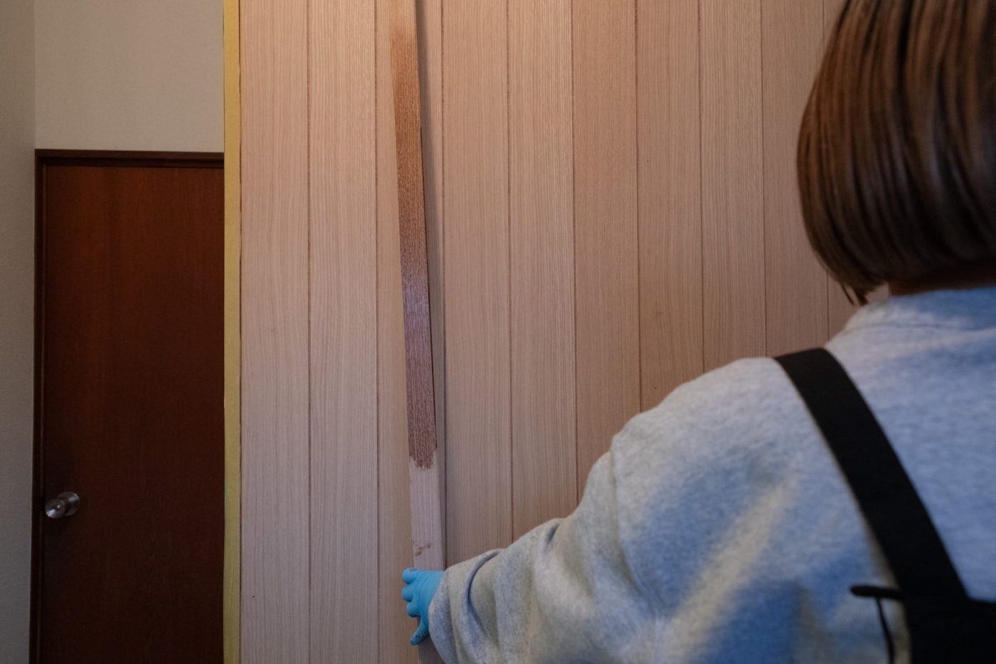 玄関入ってすぐの印象を変えたい。壁に「ウッドウォールパネル」を貼って塗ってみた！106