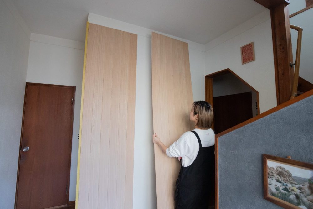 玄関入ってすぐの印象を変えたい。壁に「ウッドウォールパネル」を貼って塗ってみた！