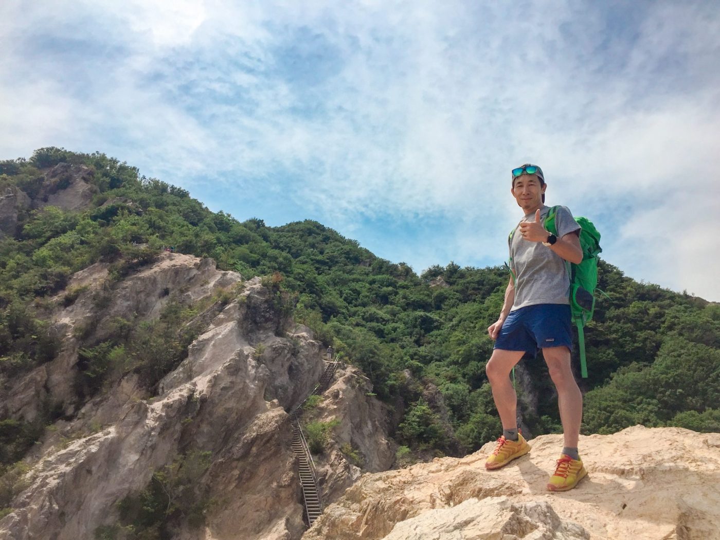 オフはもっぱらアウトドアという松村さん。特に新緑の時期の雨の日に山を歩いたり、テントの中で雨の音を聞いてる時間が一番好きだそう。