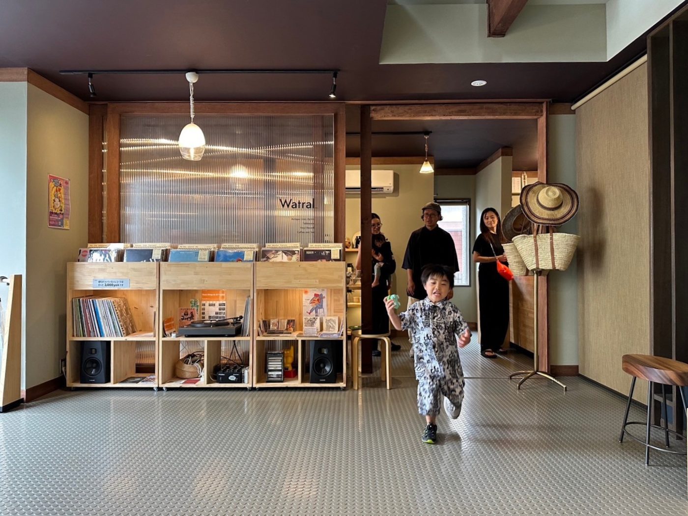 お店のご主人がセレクトしたレコードが共用部に並んでいます。