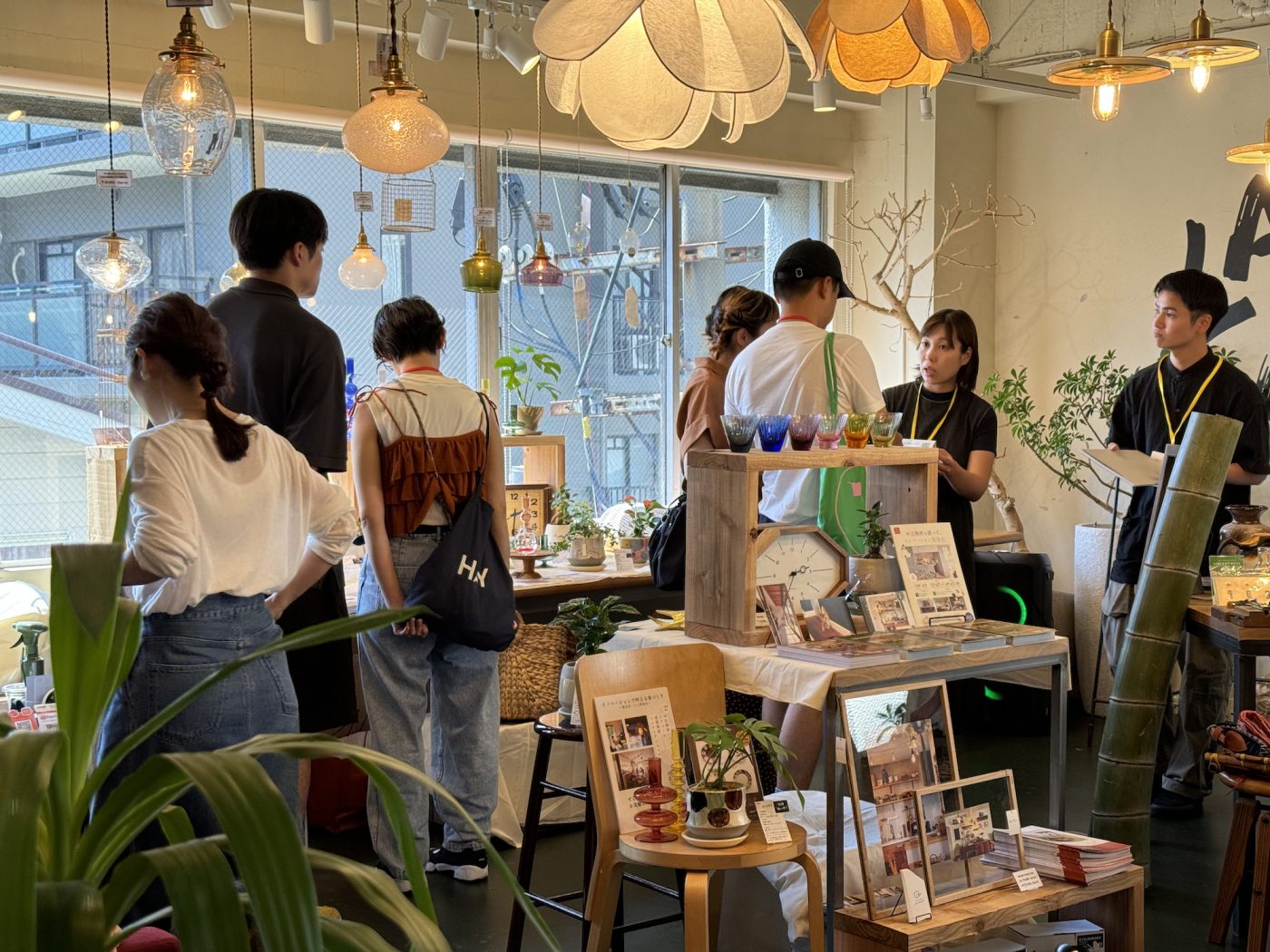 たくさんのインテリア雑貨や骨董品に囲まれてプロとの会話も弾む。　
