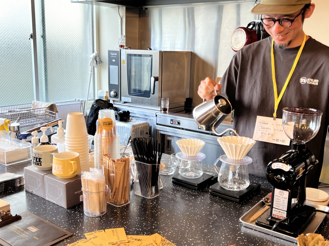 コーヒーの出店も。ハンドドリップのコーヒーを飲みながら雑談が弾みました。