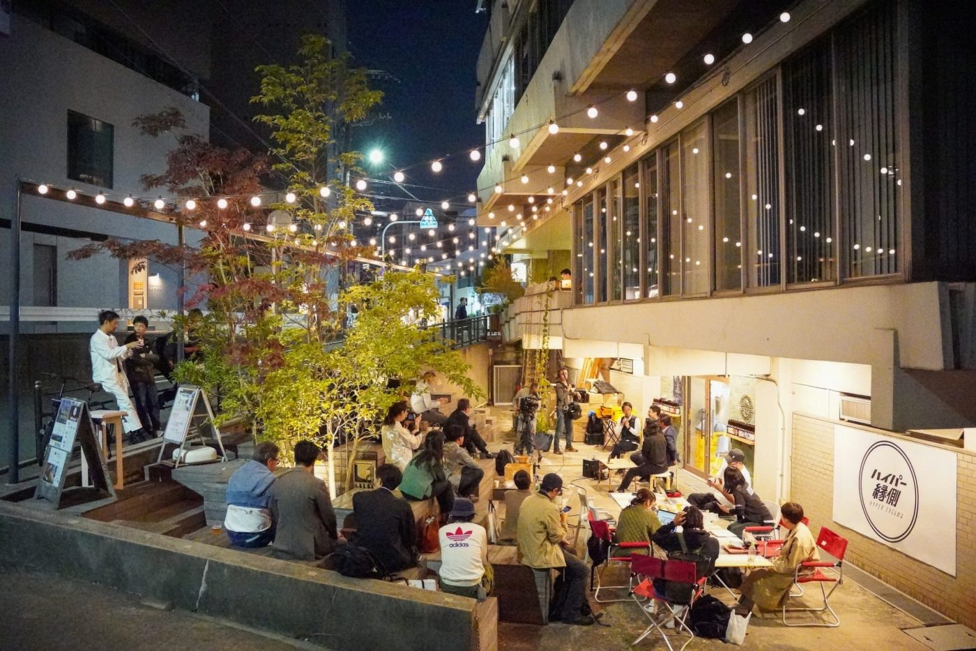 トークイベント会場。写真は夜ですが当日は日中の開催です。