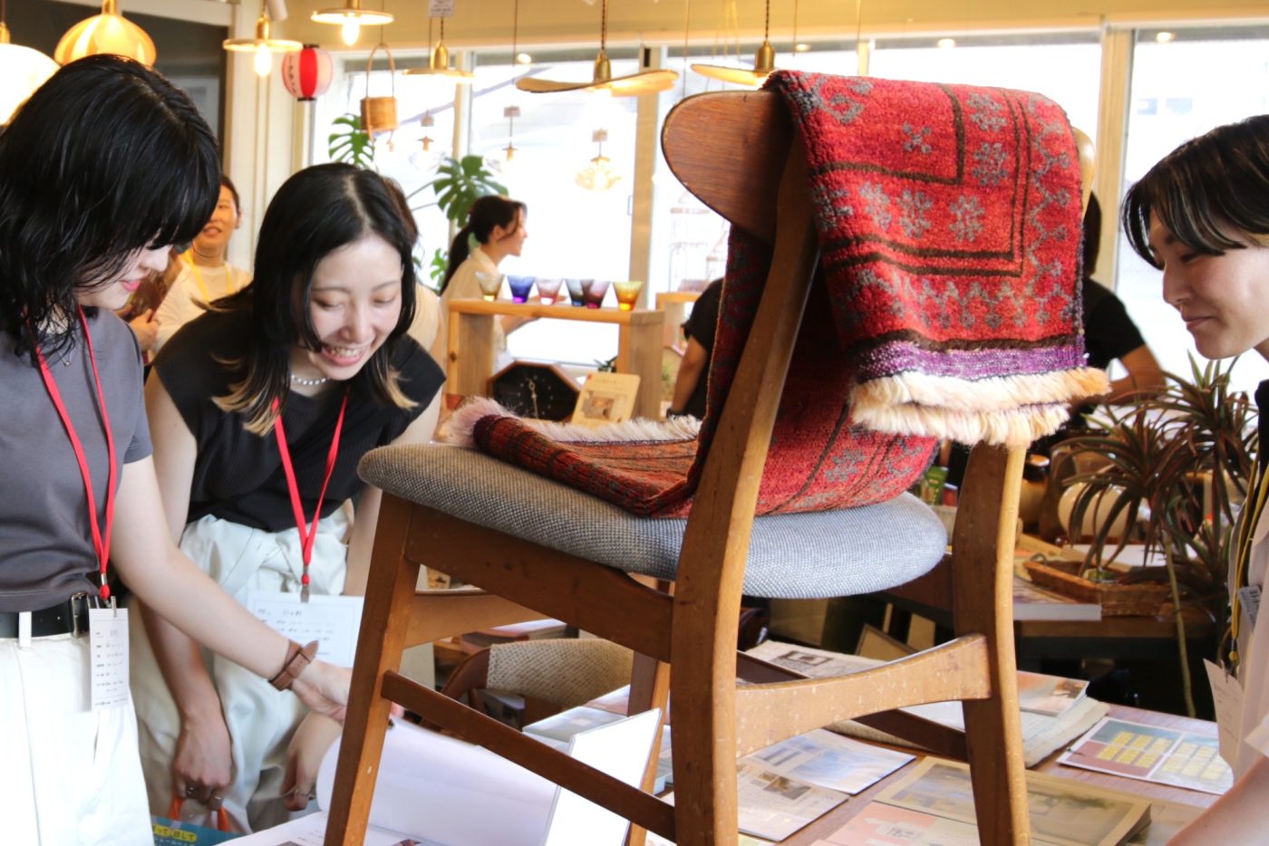 出店ブースでのお買い物。好きな家具を置く家でついつい妄想が膨らむ。