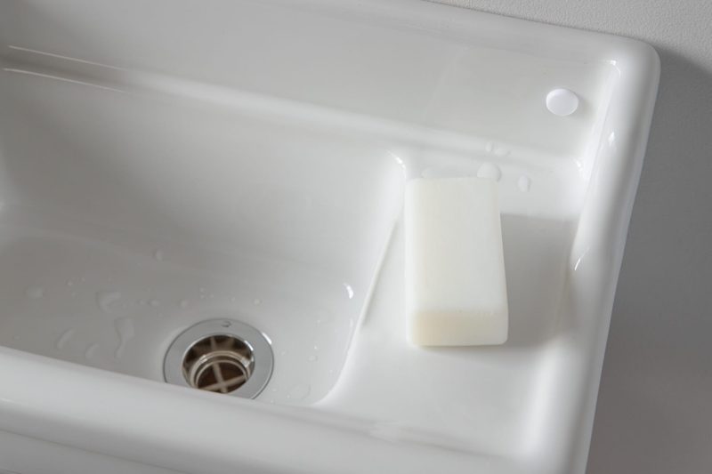 何気ない工夫の様に見えますが、わずかな突起が潰れない様に成形し、釉薬も均一の厚みでつけるなど、想像している以上に技術を必要とする部分です。
