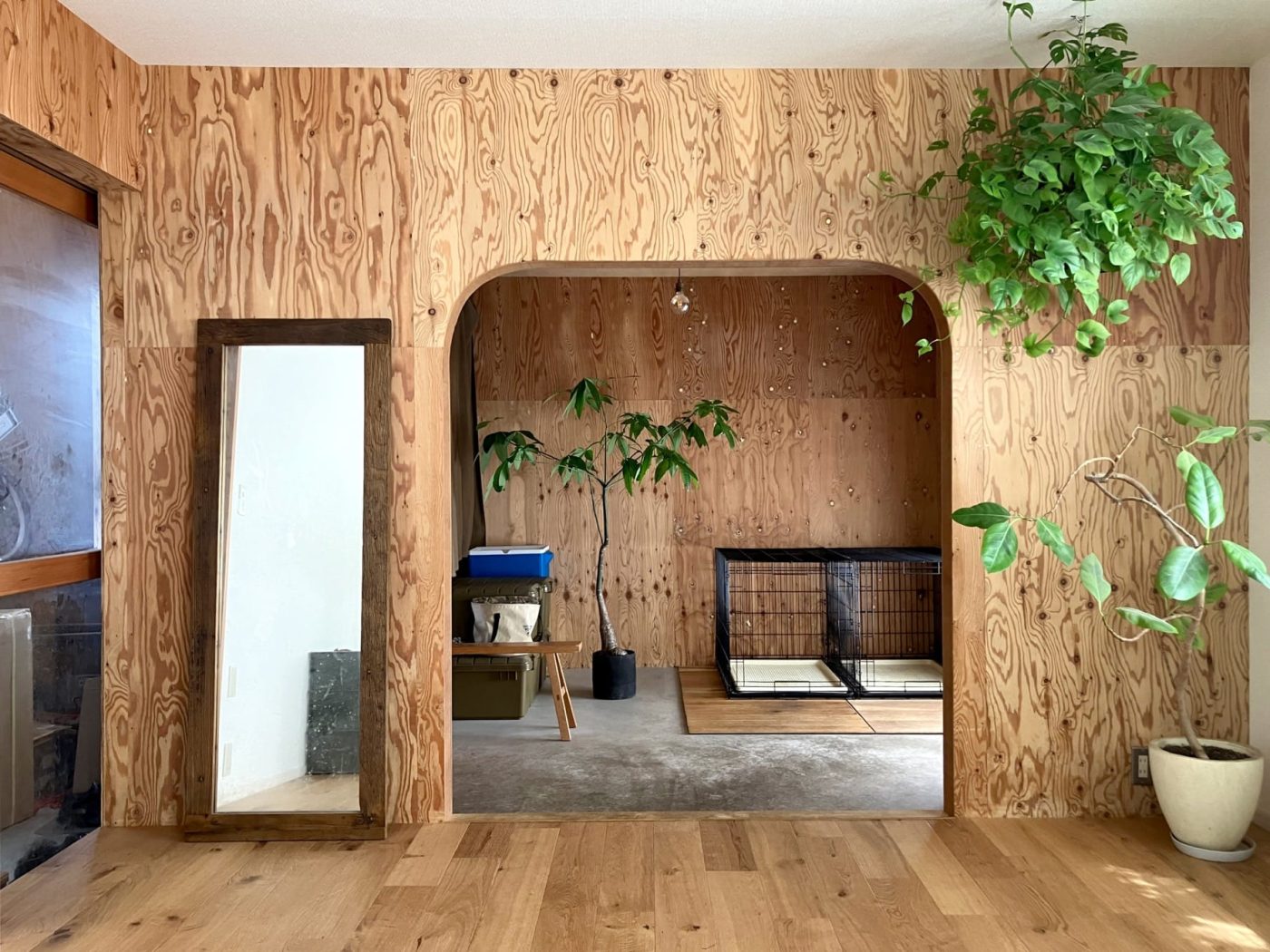 3回目の家づくりでたどり着いた、今の住まいの一角。フローリングはDIYで敷き、壁は知り合いの工務店さんと一緒に合板を貼りました。奥の土間スペースは、もともと和室だった場所。自転車の手入れや犬の遊び場としても大活躍しています。無理なく手を加えていけたからこそ、暮らしに合った空間が自然と育っていったんだと思います。