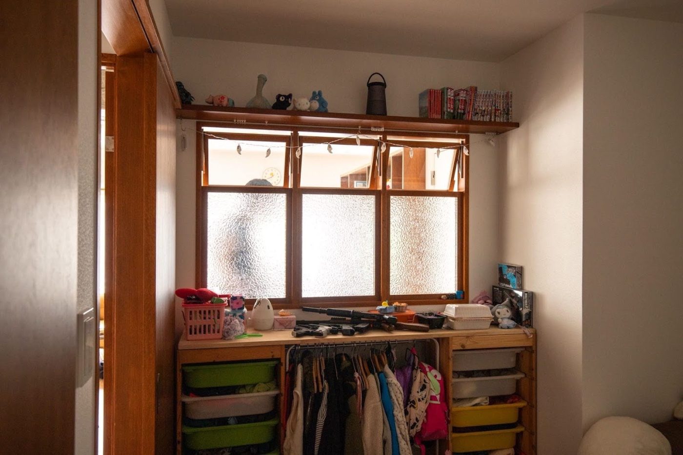子供部屋側から見たところ。ガラスの種類を上下で変えて、光を通しながらも視線は遮る工夫。
