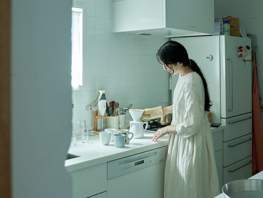 制限や既製品を味方につけてつくりあげる、肩肘張らずに整う真っ白な住まい23