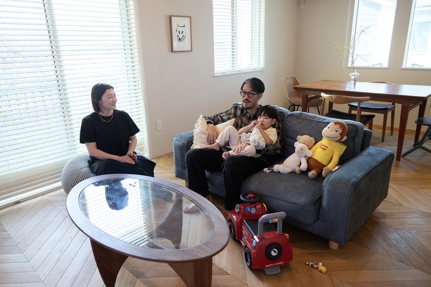 ソファのファブリックと脚を変えて、ダイニングテーブルも新調。家具のコーディネートも楽しめるようになりました。