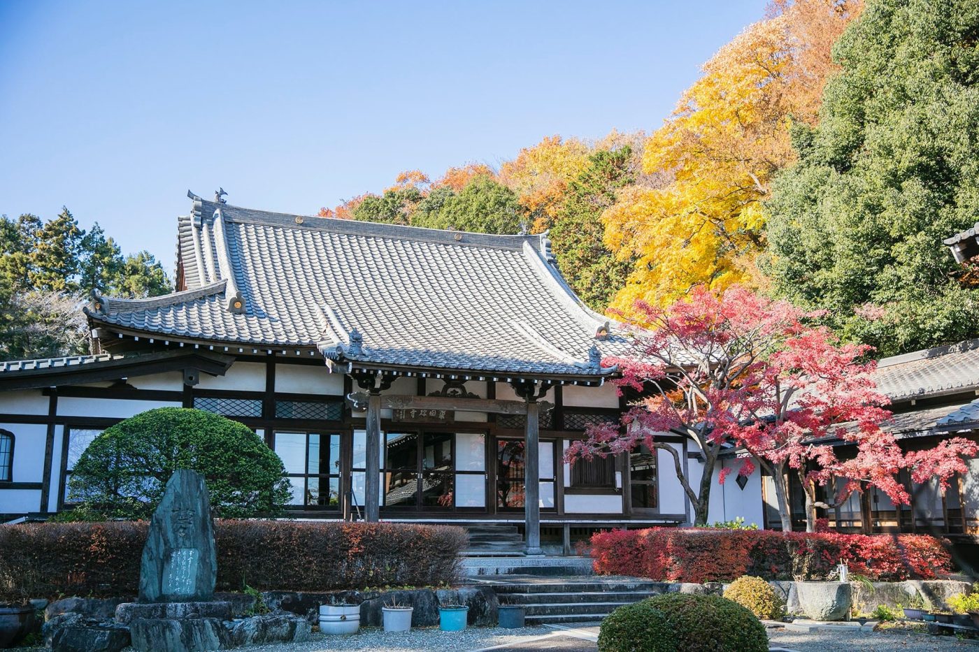 3方向を森に囲まれた、1,000年以上続く由緒あるお寺。