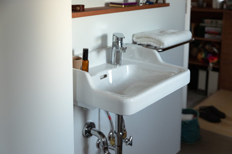 マットな素材の中に、瑞々しい陶器の艶を。
